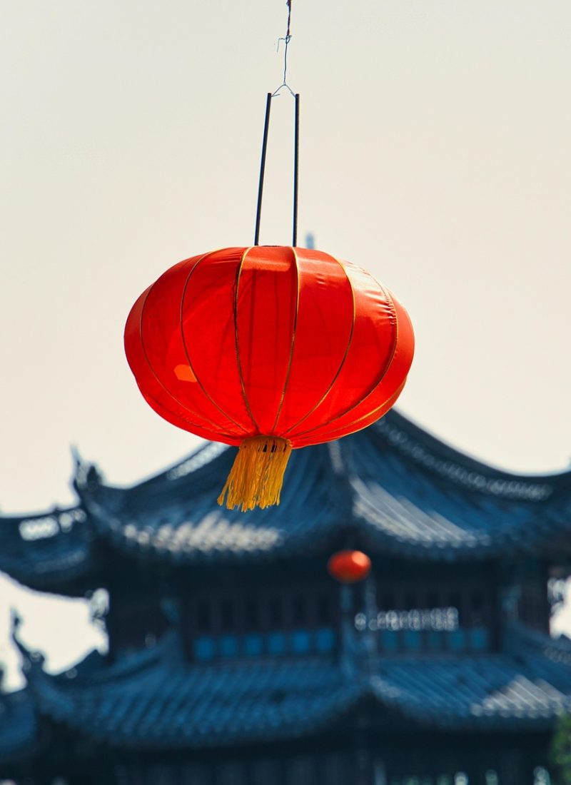 手机竖屏截图，人体反应速度测试器显示五轮成绩柱状图，柱高从 201 毫秒到 289 毫秒不等，底部标注标准差